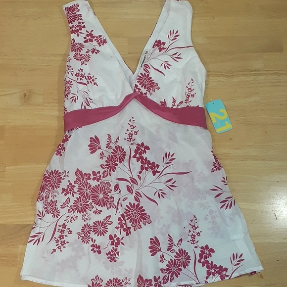 Forever 21 Tops - Forever 21 Sleeveless Top NWT Size Medium